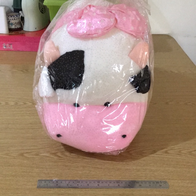 Boneka sapi pita besar