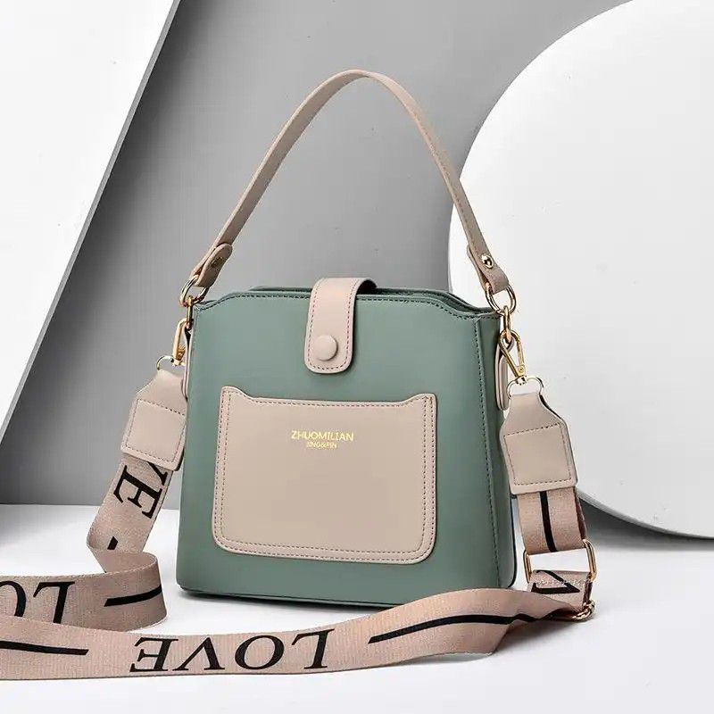 

Kode: ELJ 5060IDR : 147 rbBahan : Kulit PUukuran: 19 x 20 x 9 cm