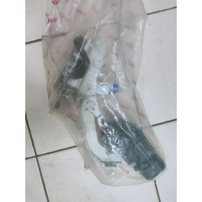 doorlock pintu dpn kiri original Daihatsu taruna