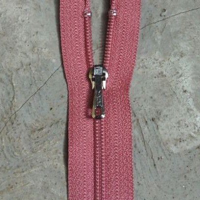 Resleting YKK 17 cm Merah Dharma Wanita