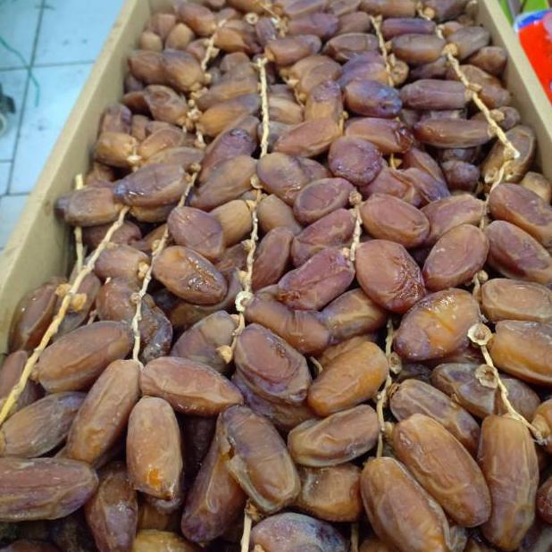 

Kurma Tunisia DATES palmfruit// tunisia tangkai 500gr kemasan DUS//oleh oleh haji dan umroh (2023)