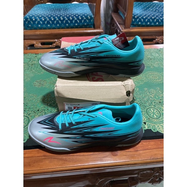 Sepatu Futsal Specs Lightspeed 3 in silver black aqua
