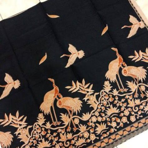 Kain Batik Solo Bangau Emas Dasar Hitam