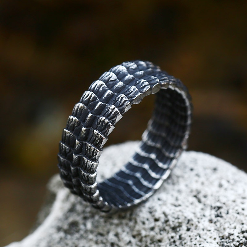 Cincin Bahan Titanium Steel Warna Hitam Silver Desain Naga Gaya Retro Gothic Punk Untuk Pria