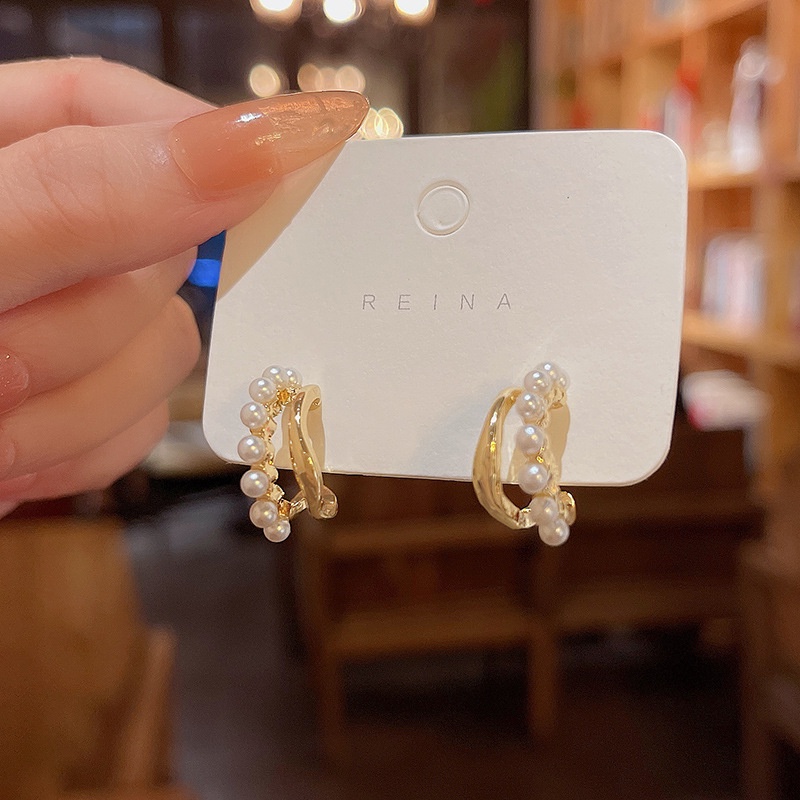 Anting Tusuk Asimetris Bahan Sterling silver 925 Aksen Mutiara Gaya Retro Untuk Wanita