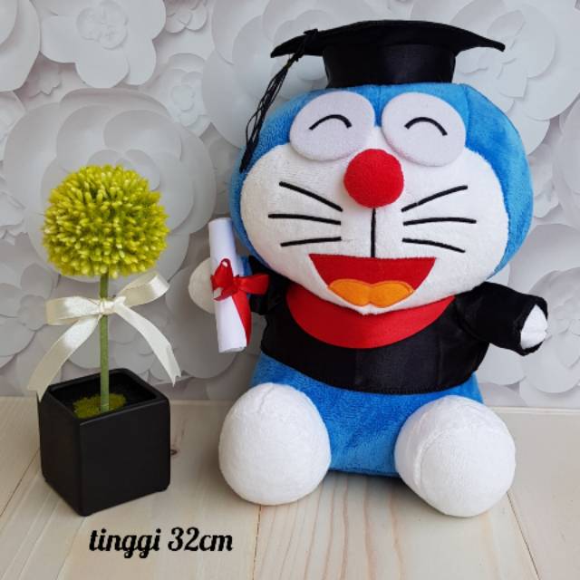 Boneka Doraemon wisuda toga