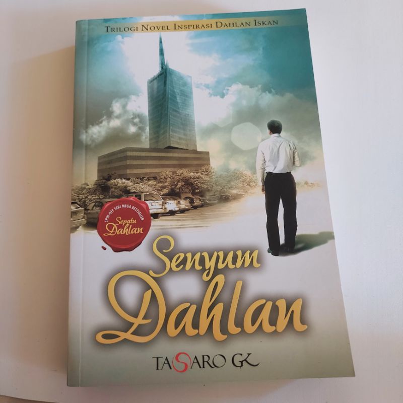 Novel Preloved Senyum Dahlan by Tasaro G.K