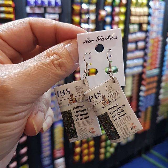Anting miniatur koran Kompas