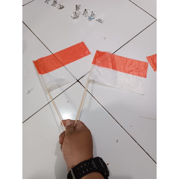 BAHAN KAYU + PLASTIK ISI 10 BENDERA TANGAN / PAWAI ANTI AIR