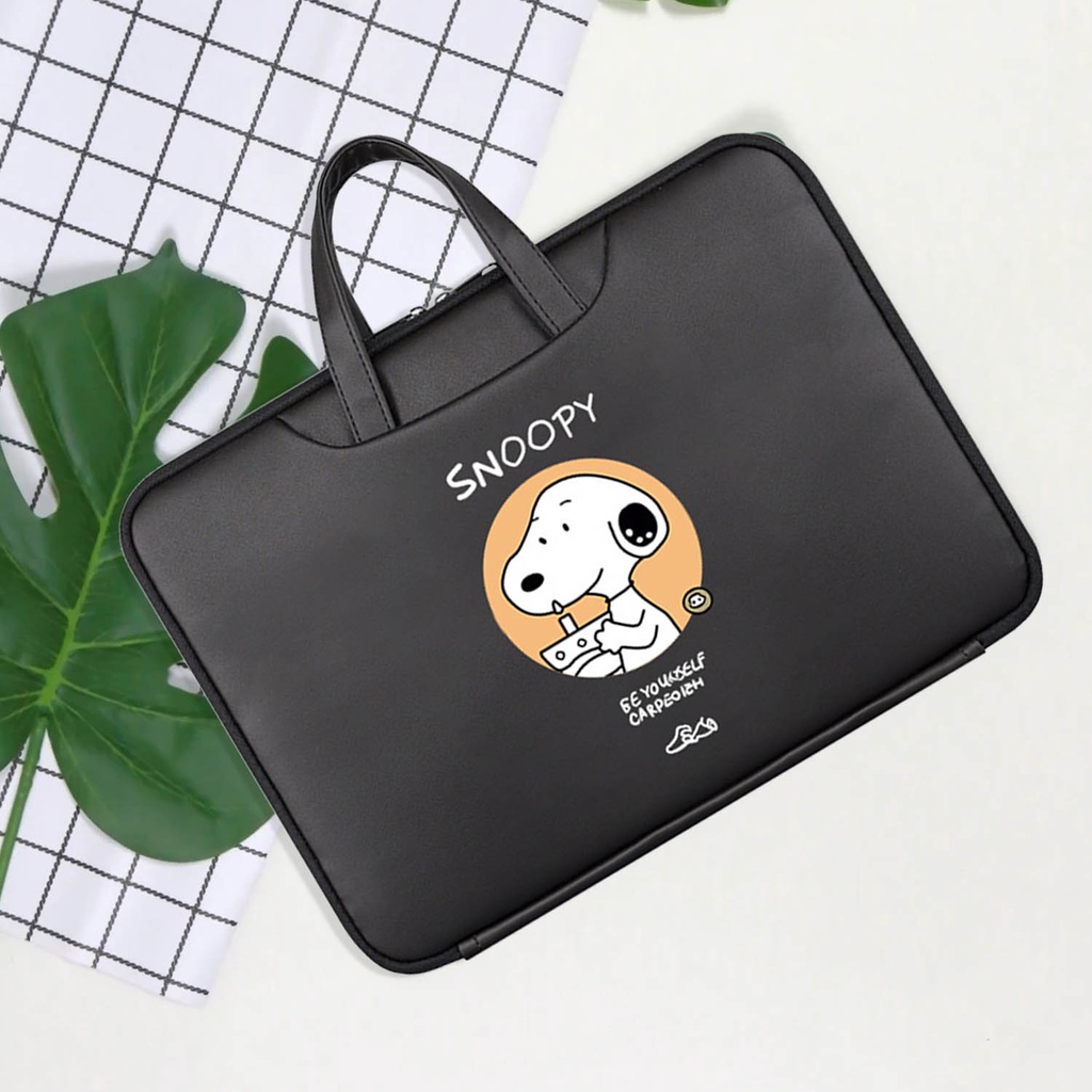 Sleeve Pouch Sarung Tas Bag Case Ipad Tab Tablet Macbook Air Pro Laptop Asus Acer Lenovo HP Huawei 11 12 13 14 15 inch Motif Gambar Kartun Cartoon Snoopy Kotak Warna Hitam Black Cute Murah Korean Model Jinjing Tali Strap Waterproof Tahan Air