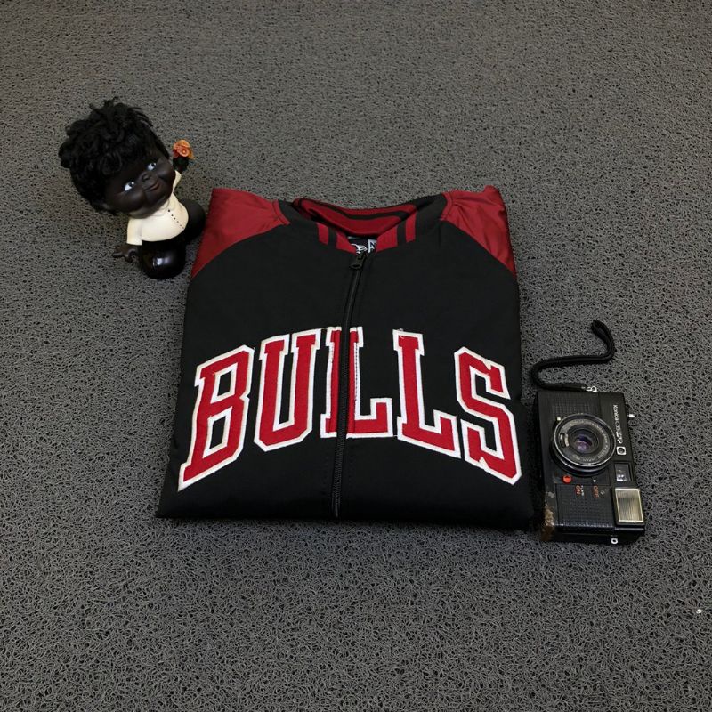 JAKET BOMBER VARSITY MITCHELL&amp;NESS BULLS MERAH HITAM LOGO YANKEES AUTHENTIC