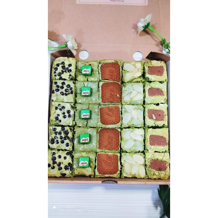 Brownies Bella Premium Matcha Browns Brownies FUDGY Panggang Sekat Green Tea II New Year Hampers