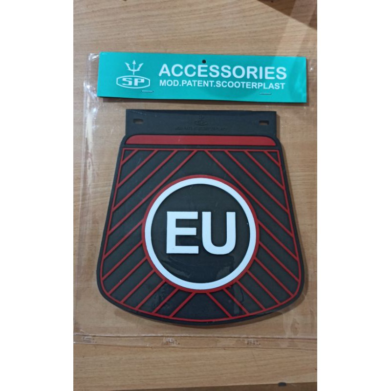 Vespa Kepet lumpur EU hitam putih