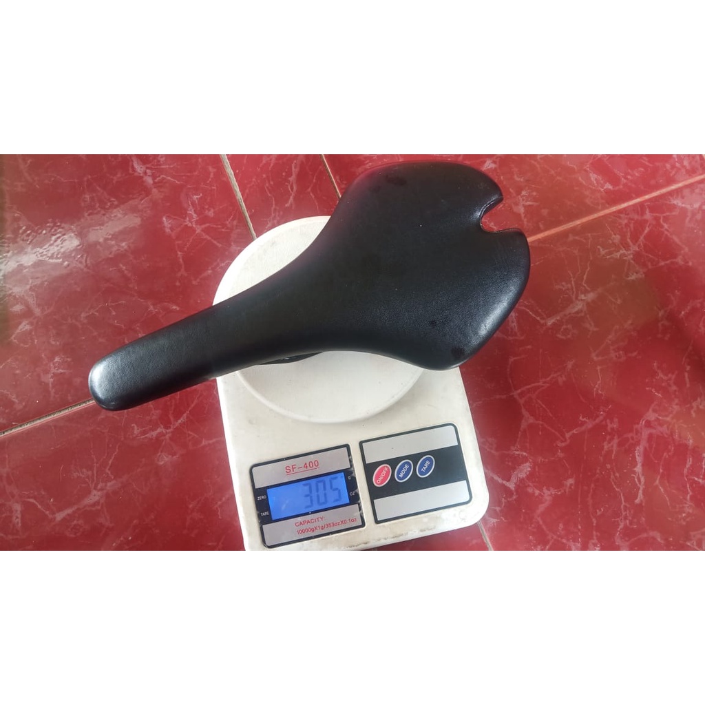 BARANG BEKAS SEDEL SEPEDA PREELOVED HASIL COPOTAN DARI SEPEDA ROAD BIKE ELEMEN