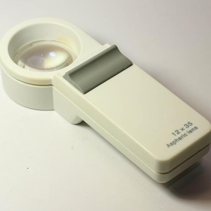 

Illuminated Handheld Magnifier / Kaca pembesar LED - 6716