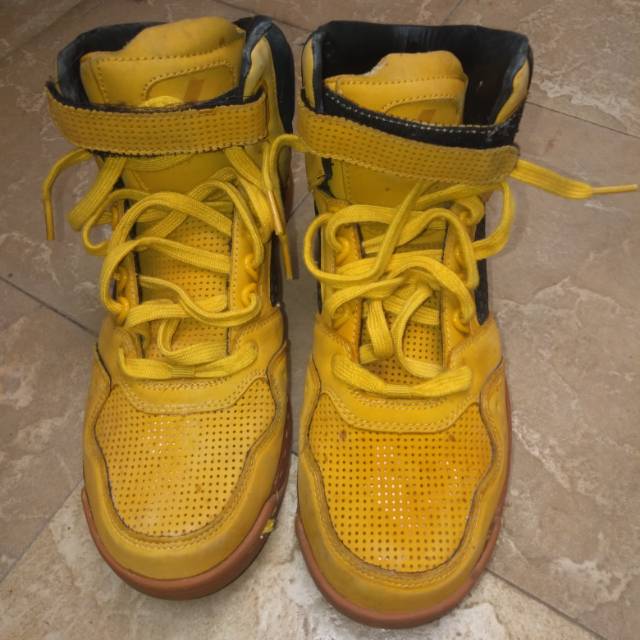 Sepatu league basket