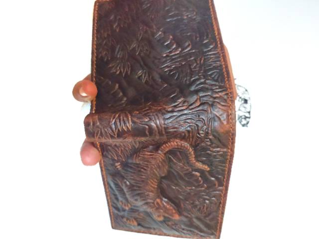 DOMPET KULIT SAPI MOTIF TIMBUL MACAN