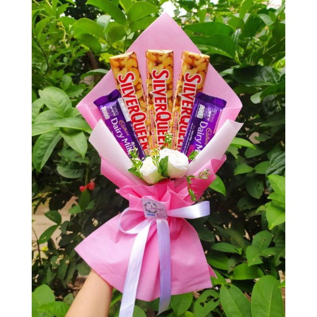 (S) BUKET COKLAT PLUS BUNGA PREMIUM HADIAH PACAR ISTRI ANNIVERSARY/paket/bingkisan Snack Ulang Tahun/Ultah/ Wisuda/Kado/Hadiah