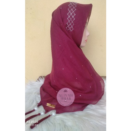 HIJAB SEGIEMPAT PARIS MOTIF CANTIK SWAROVSKI/HIJAB BUGIS/HIJAB KEKINIAN/HIJAB LEBARAN/HIJAB OOTD By 