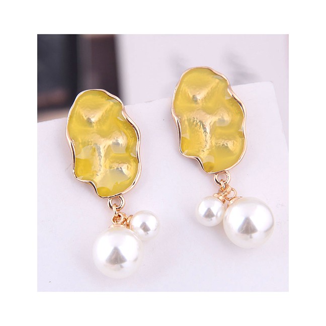 LRC Anting Tusuk Fashion Contrast Pearl Earrings A58815