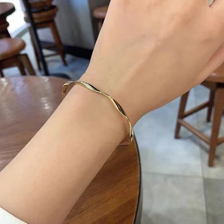 K Gelang Tangan Rantai Asimetris Simple Ala Korea Warna Emas Untuk Wanita