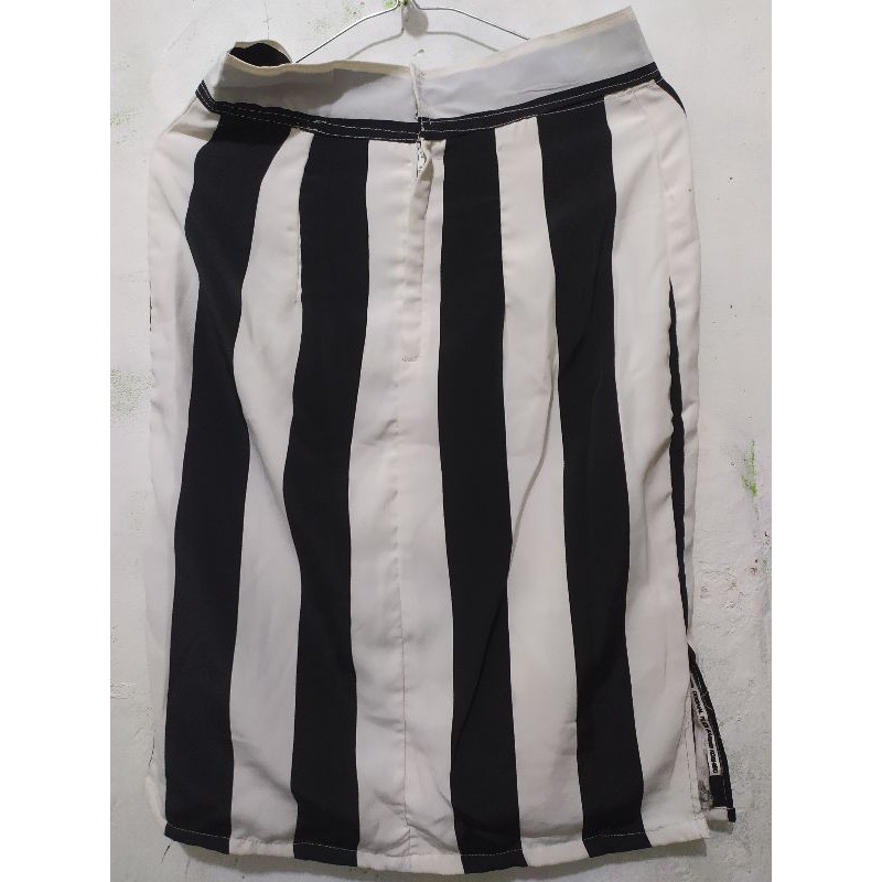 Rok Mini Garis Hitam Putih
