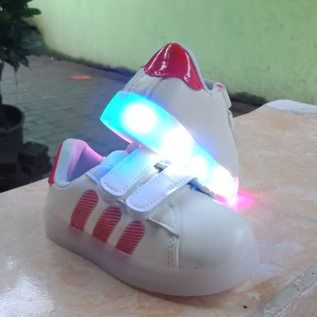 Sepatu adidas superstar