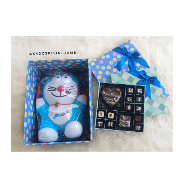 

Coklat Huruf / Coklat + Boneka