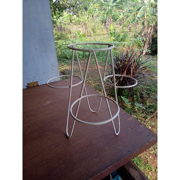 Standing rak pot besi lobang 4 tinggi 50cm,diamter pot 18cm warna putih