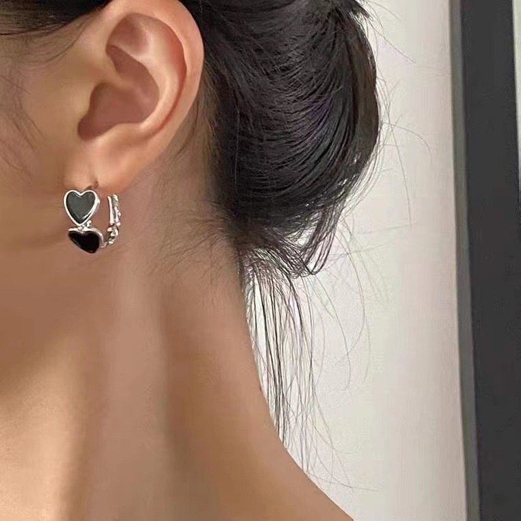 Anting Bentuk Hati Warna Hitam Gaya Korea