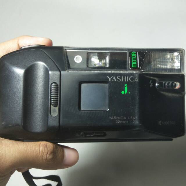 1. Kamera Jadul Analog Yashica J Motor