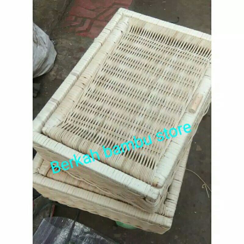 Box rotan besar dengan tutup
