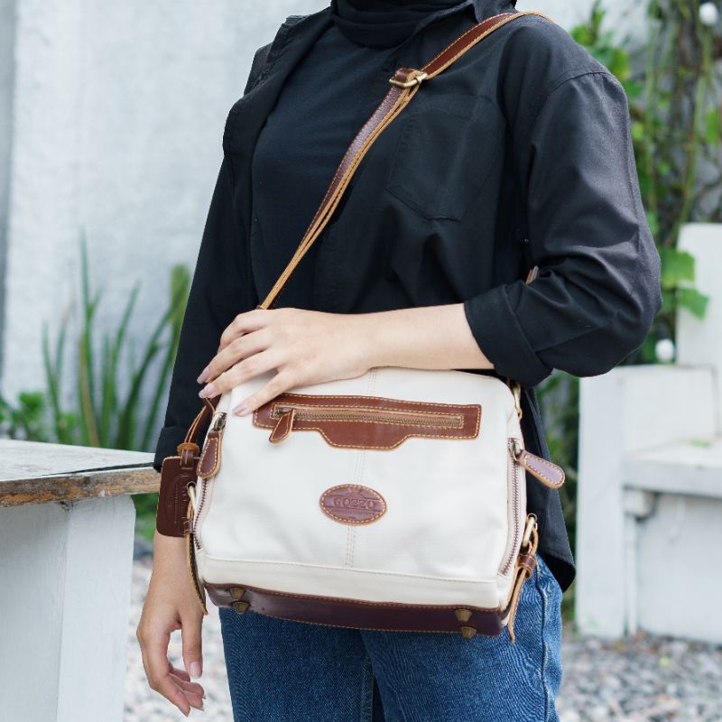 TERBARU !! TAS SELEMPANG WANITA KULIT SAPI ASLI MODEL SAKURA COKLAT MUDA / FREE GRAVIR NAMA