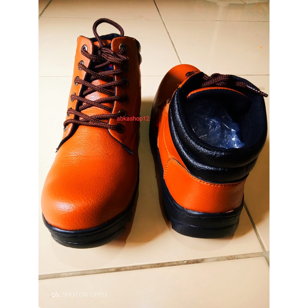 sepatu safty boots sepatu kerja pabrik lapangan dilengkapi besi diujungnya