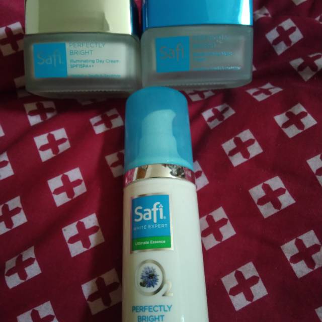 PRELOVED 1 PAKET  Safi white Expert Ultimate Essence + Day Cream + Night Cream