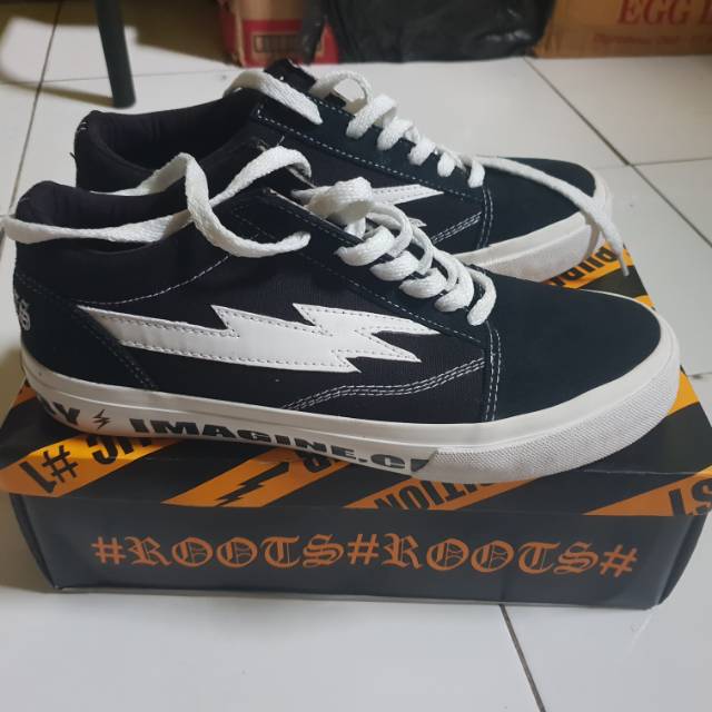 Sepatu WORD DIVISION