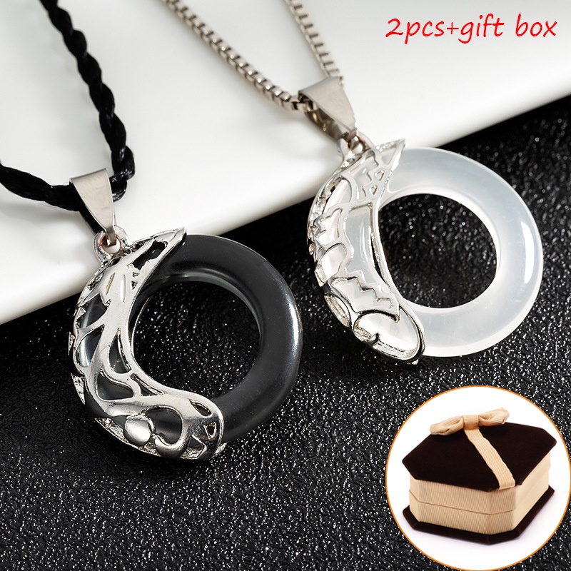 2pcs / set Kalung Liontin Bahan resin Warna Hitam Dan Putih Gaya Antik Untuk Pasangan