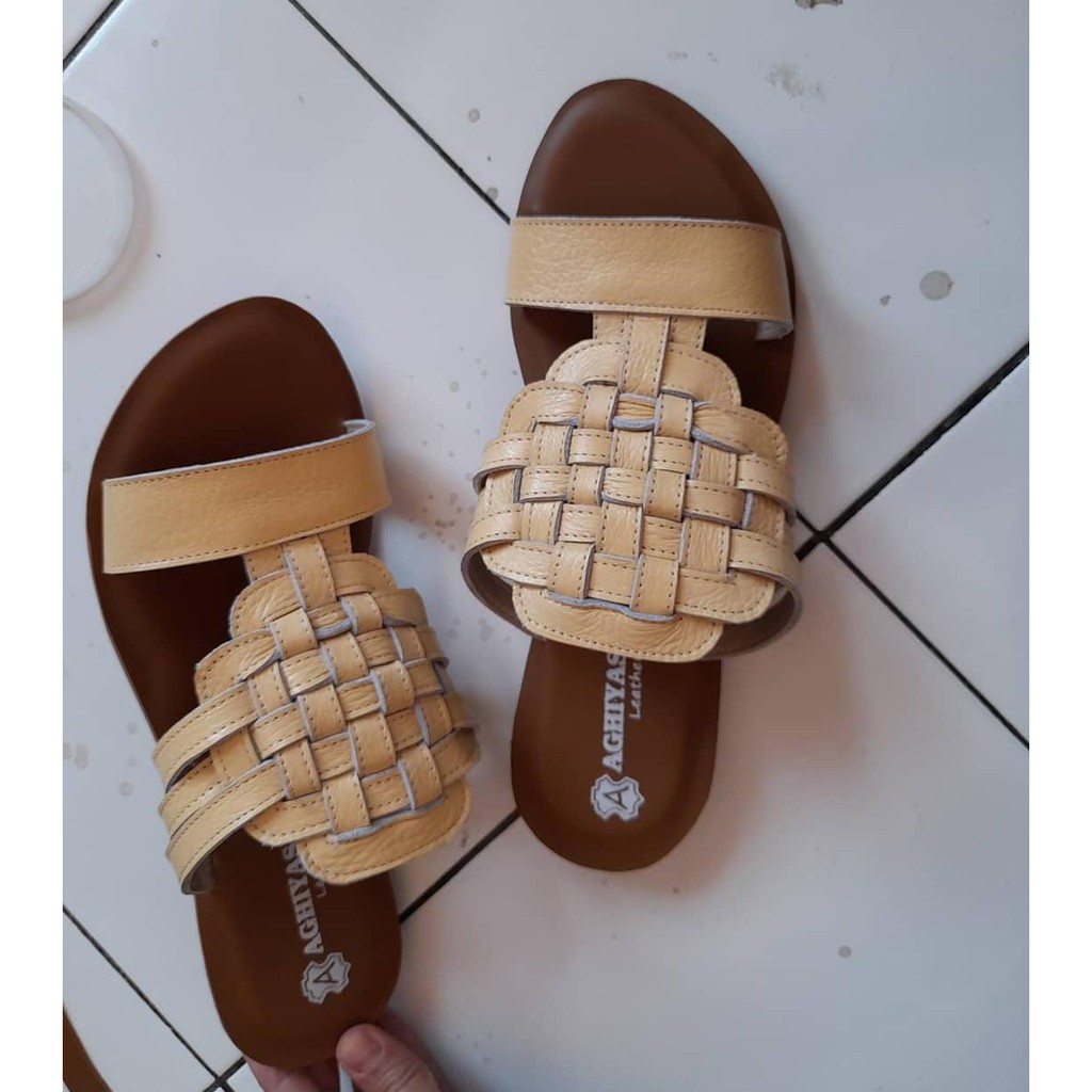 Sandal anyam wanita