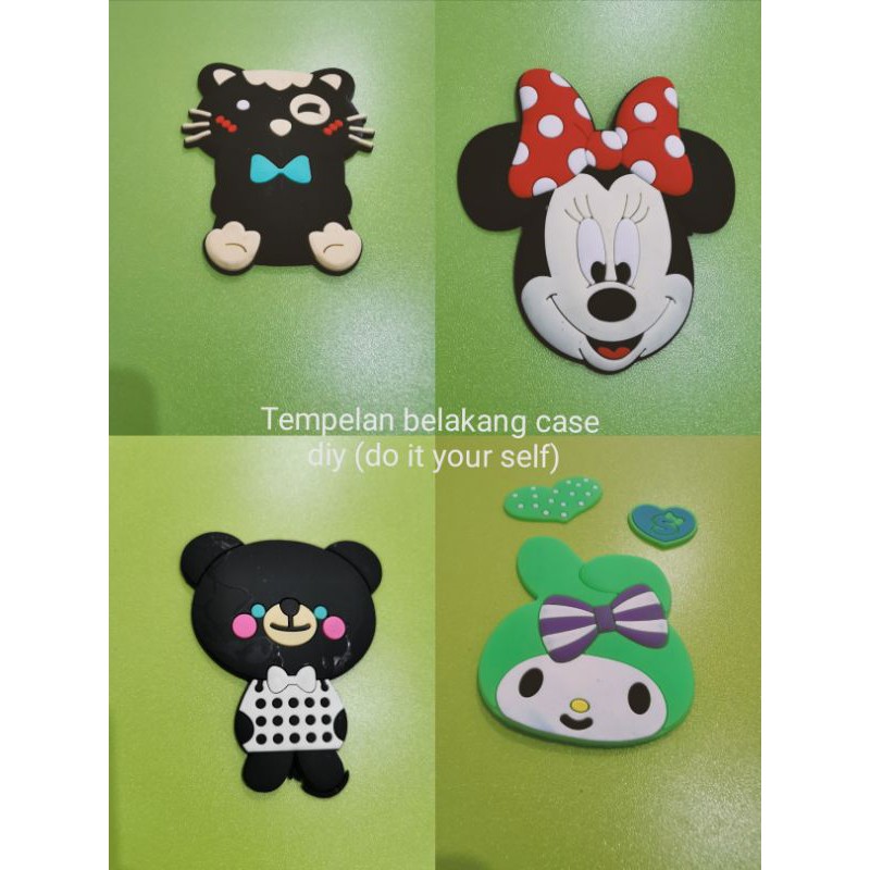 Tempelan boneka timbul di Belakang case hp