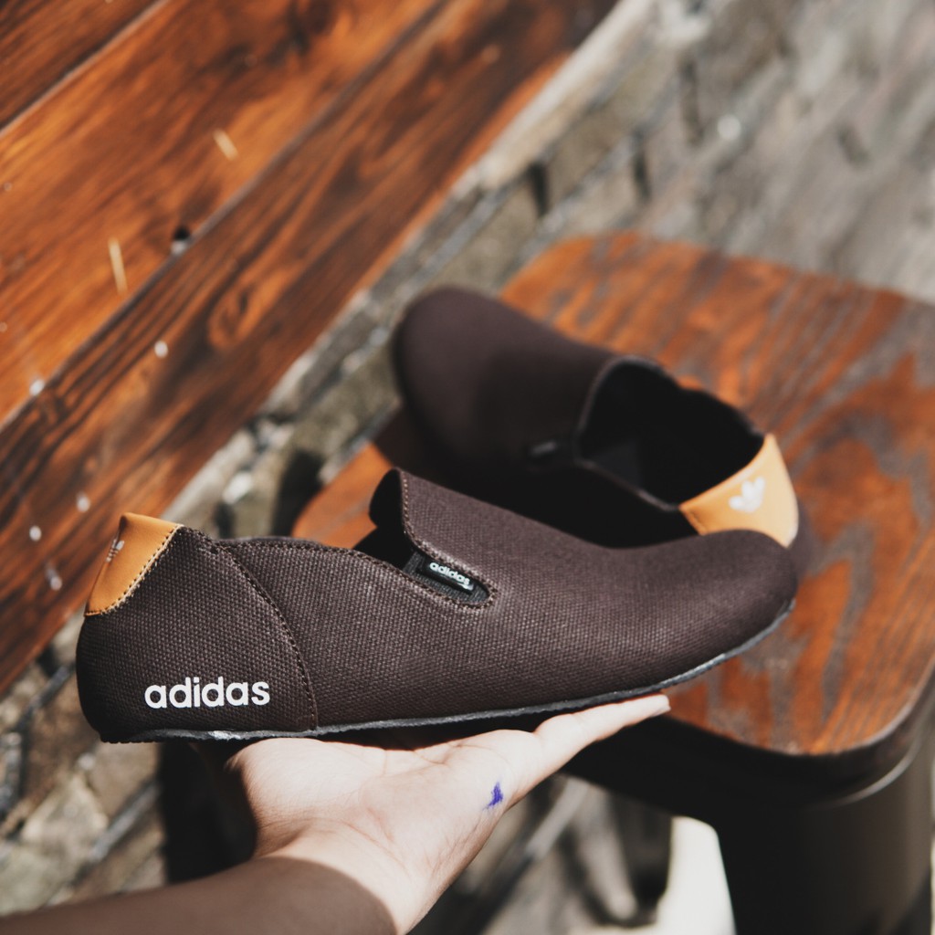 Sepatu Slip On Pria Adidas Simple Coklat Kanvas Sepatu Selop Kasual Santai Kerja Jalan Fashion Shoes