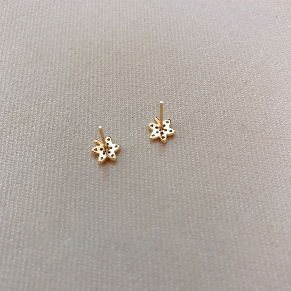 【COD Tangding】Anting Bentuk Daun Maple Aksen Zircon Gaya Korea Untuk Wanita