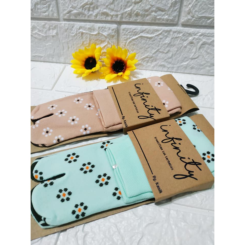 KANIK Infinity Motif Aster Kaos Kaki Jempol Motif