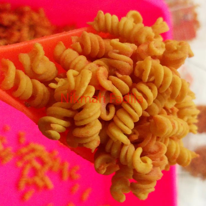 

500 gram > Makaroni Ulir / Makroni Spiral / Macaroni Kriting Enak Gurih Renyah Kriuk Banyak Rasa