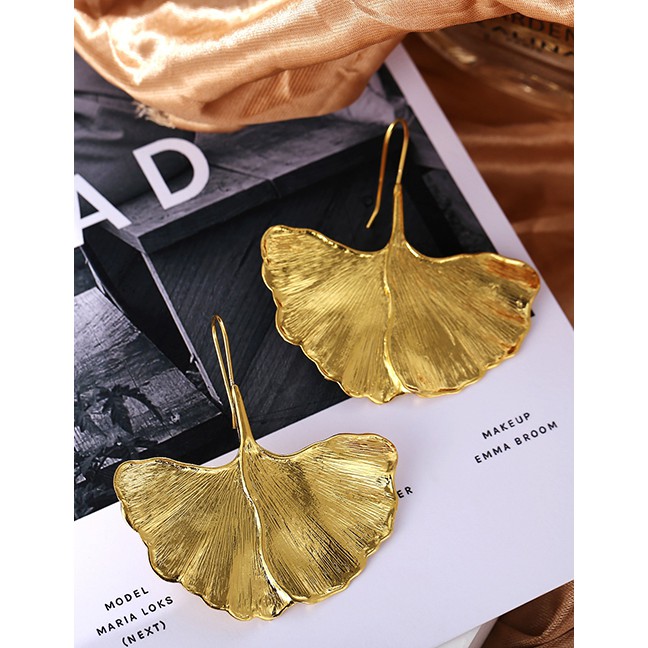 LRC  Anting Gantung Fashion Golden Brushed Ginkgo Leaf Earrings D67313