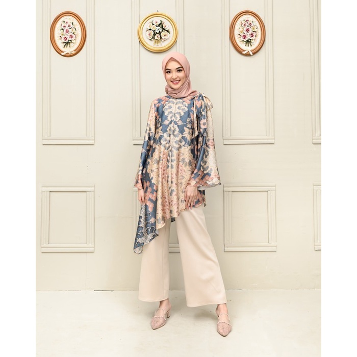 Chloe Tunic in Seasalt - Wearing Klamby - XS