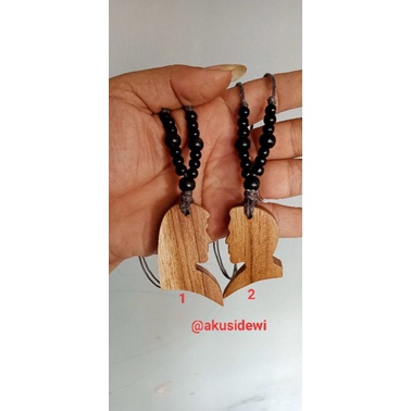 kalung dengan bandul kayu