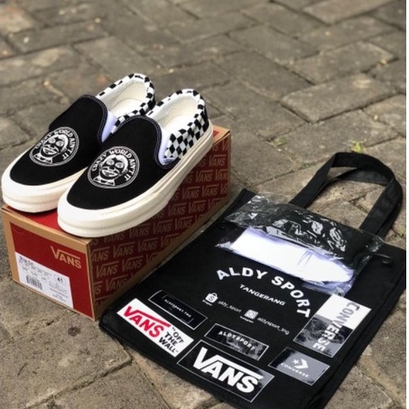 SEPATU SLIPON VANS CRAZY WORLD CHEKER OG IMPORT CHINA. SNEAKERS PRIA VANS SLIPON MURAH.