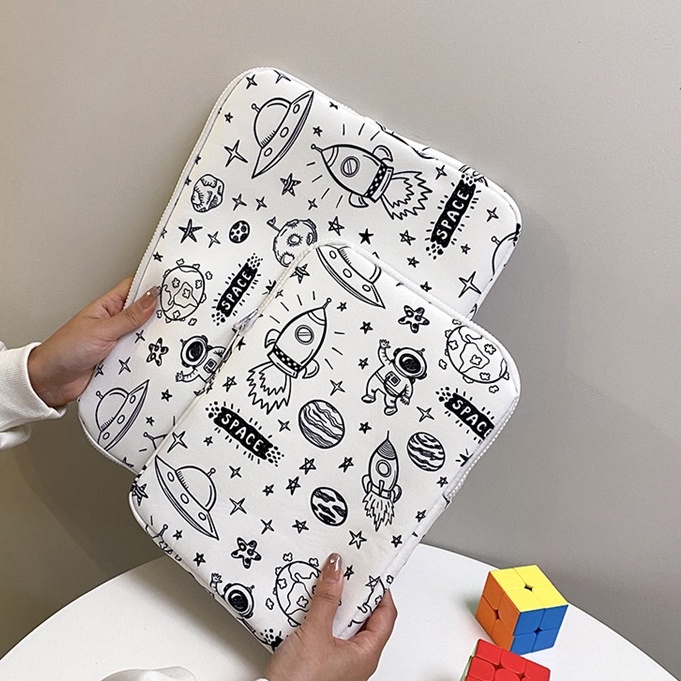 Sleeve Pouch Sarung Tas Bag Case Ipad Tab Tablet Macbook Air Pro Laptop Asus Acer Lenovo HP Huawei 11 12 13 14 15 inch Motif Gambar Galaxy Astronot Lunar Planet Space Warna Putih Hitam Lucu Cute Murah Korean Model Slot Ruang Stationary Organizer