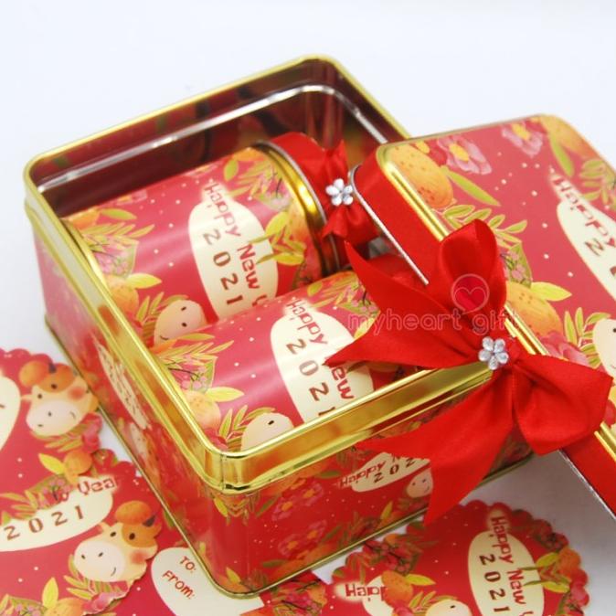 

BAYAR DITEMPAT Hampers Kotak Kaleng Kue Kering Cookies Baju Imlek Stiker Label Lucu LIMITED EDITION