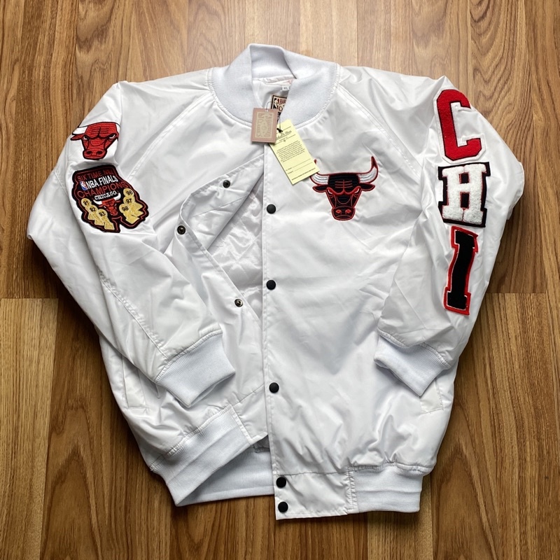 VARSITY JACKET BULLS - CHI PUTIH BORDIR BULU HITAM